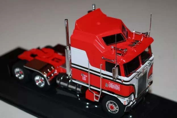 IXO Models Kenworth K100 Aerodyne Tractor Truck 3-assi 1976 1:43 TR044