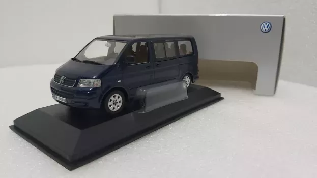 Minichamps Volkswagen T5 Multivan Minibus 2010 1:43 842902102