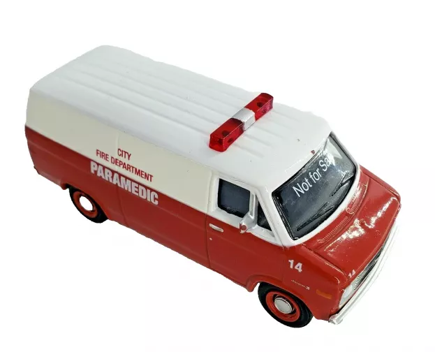 Greenlight Chevrolet G20 Van Paramedic Ambulance Fire Department 1977 1:64 29781
