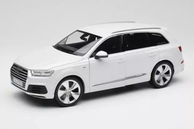 Minichamps Audi Q7 2015 1:18 110014000
