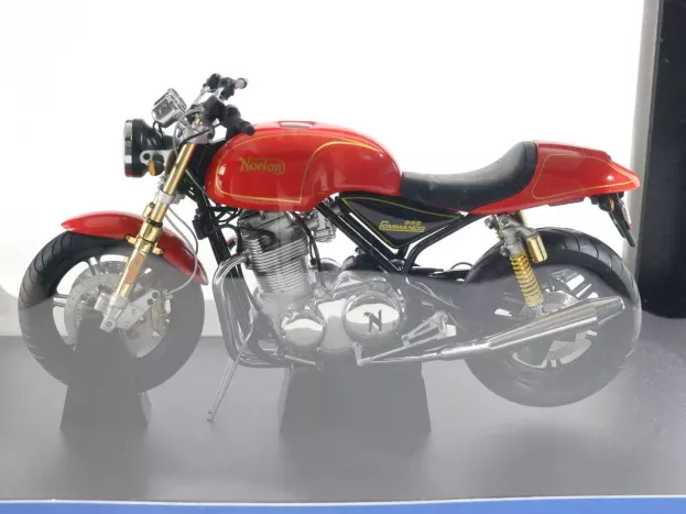 Autoart Norton Commando 952 2005 1:12 12161