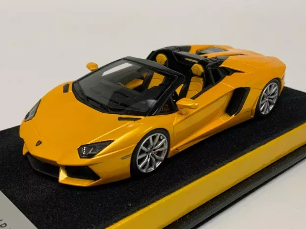 Looksmart Lamborghini Aventador Lp700-4 Roadster 2013 1:43 LS413E