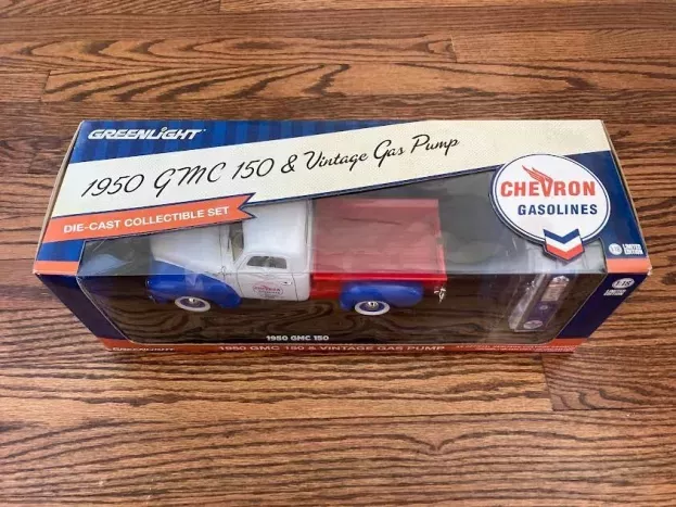 Greenlight Gmc 150 Pick-up With Chevron Gas Pump 1950 1:18 12992