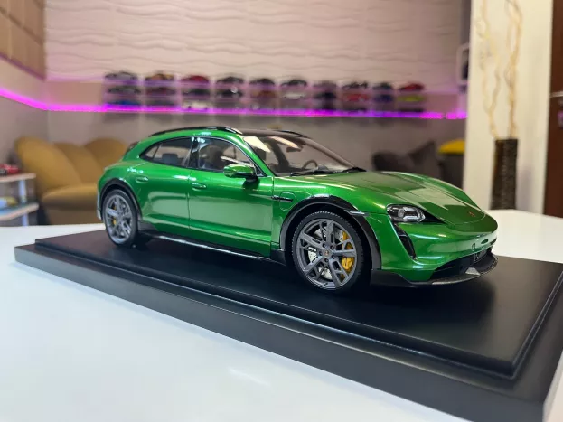 Minichamps Porsche Taycan Turbo S Cross Turismo 2021 Con Vetrina With Showcase 1:18 WAP0217830M001