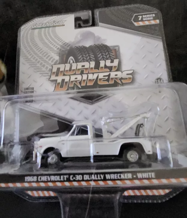 Greenlight Chevrolet C-30 Dually Truck 1968 Carro Attrezzi Wrecker Road Service 1:64 46070A