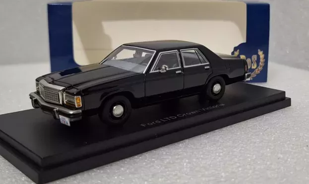 BoS Models Ford Crown Victoria Ltd 1986 1:43 BOS43311