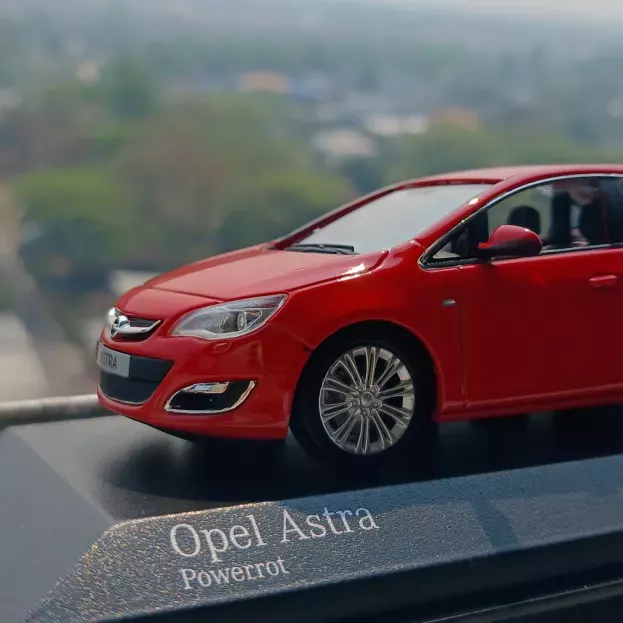 Minichamps Opel Astra 4-door 2012 1:43 410042001