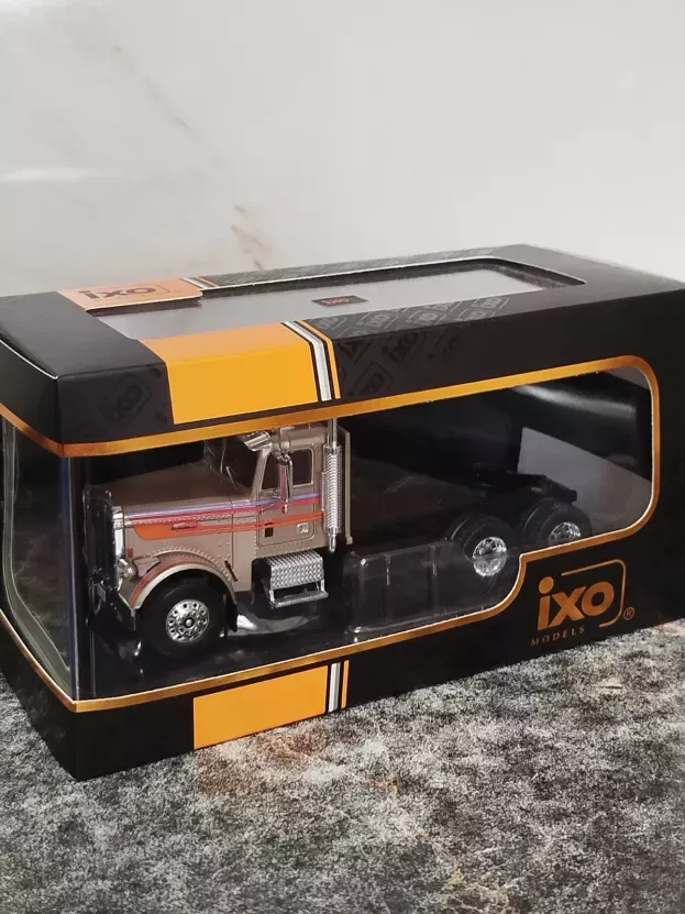 IXO Models Freightliner Flc 120 64t Tractor Truck 3-assi 1977 1:43 TR076