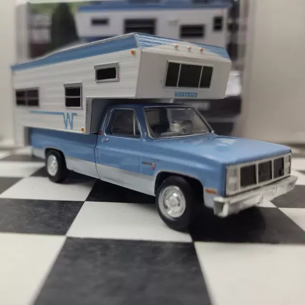 Greenlight Gmc 2500 Sierra With Winnebago Slide-in Camper 1985 1:64 30338