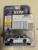 CHASE 2011 Ford Crown Victoria Police - NYPD 1:64 Scale - Greenlight 42771
