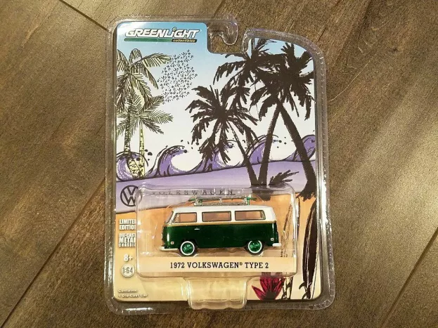 Greenlight Volkswagen T2 Minibus With Surfboard 1972 1:64 29855