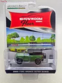 GREENLIGHT 68050-E 1/64 SHOWROOM FLOOR 2023 FORD BRONCO 2-DOOR OUTER BANKS