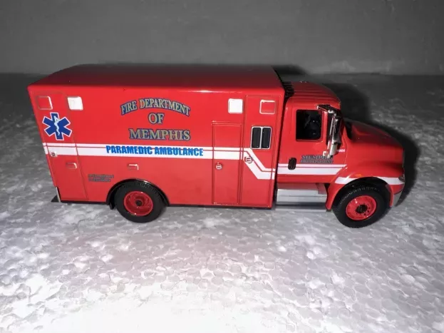Greenlight International Durastar 4400 Truck Fire Department Of Memphis Paramedic Ambulance 2008 1:64 33050