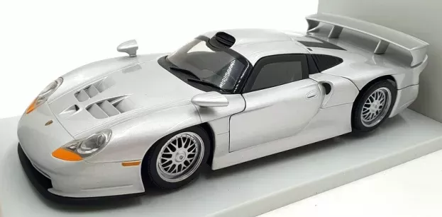 UT Models Porsche 911 Gt1 Coupe Street Version 1996 1:18 27846