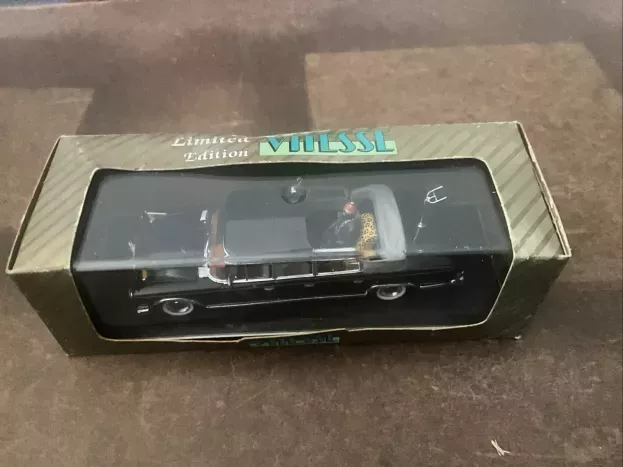 Vitesse Mercedes 600 With African King 1:43 L099