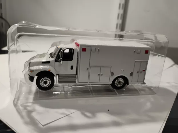 Greenlight International Durastar 4400 Truck Ambulance 2008 1:64 33041