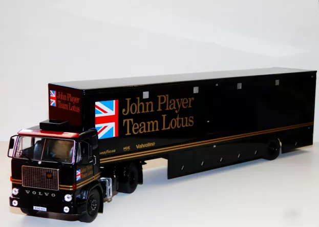 IXO Models Volvo F88 Truck Team Lotus F1 Car Transporter 1971 1:43 TTR017
