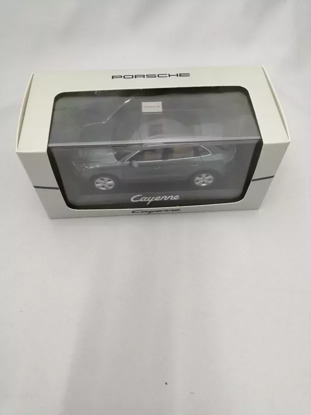 Minichamps Porsche Cayenne E3 2018 1:43 WAP0203110J