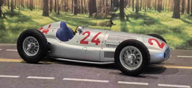 CMC Mercedes-Benz W165 16 1939 1:18 M-035