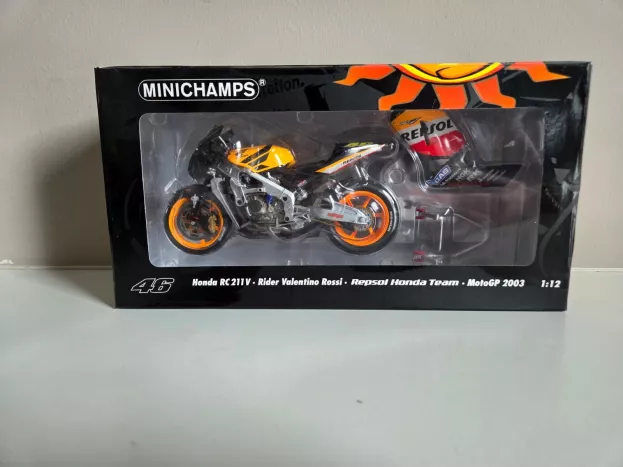 Minichamps Honda Rc211v N 46 Repsol Valentino Rossi 2003 World Champion 1:12 122037146