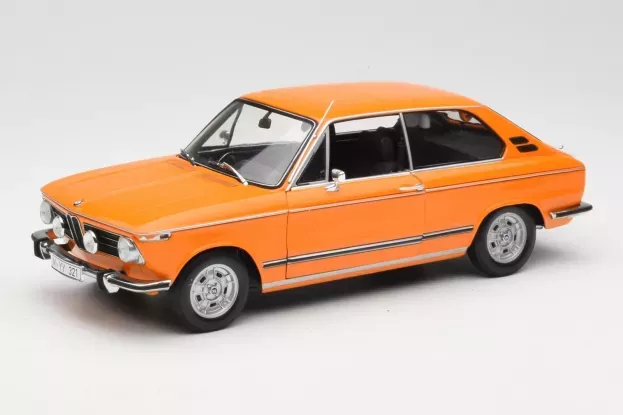 Minichamps BMW 2000 tii Touring Colorado Orange dealer edition 1:18 80430145824