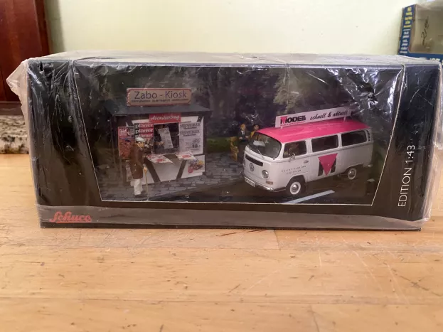 Schuco Volkswagen T2 Minibus Modell Fahrzeug Diorama With Figures 1:43 03216