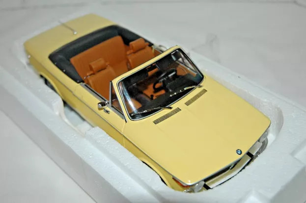 Minichamps BMW 2002 Convertible Lemon dealer edition 1:18 80430145820