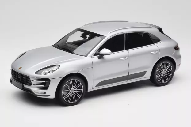 Minichamps Porsche Macan Turbo 2013 1:18 110062504