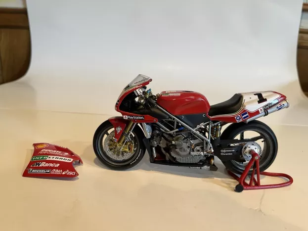 Minichamps Ducati 996 N 1 Superbike World Champion 1999 Carl Fogarty 1:12 122991211