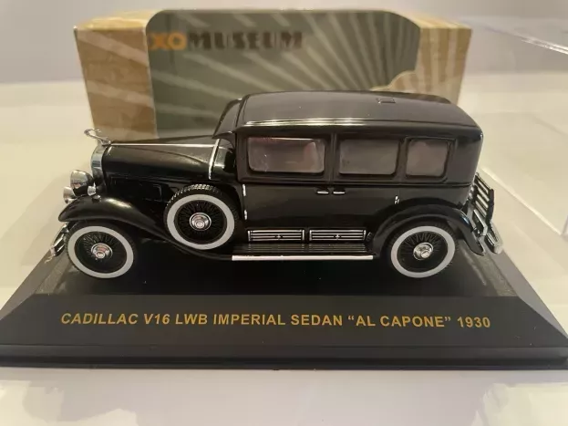 IXO Models Cadillac Al Capone V16 Lwb Imperial Sedan 1930 1:43 MUS012