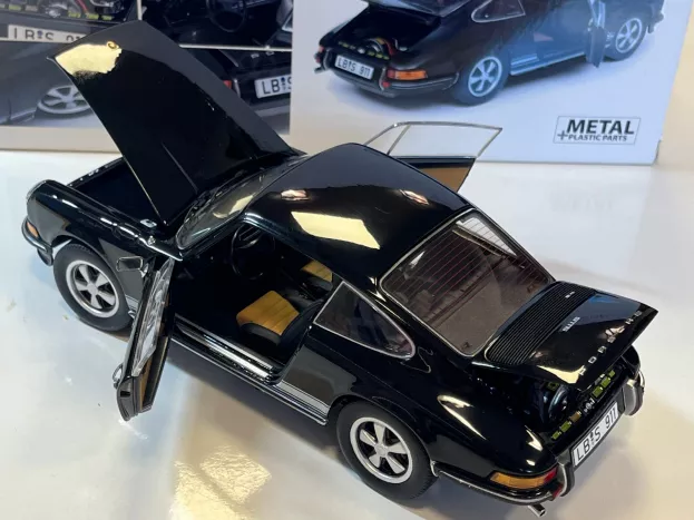 Schuco Porsche 911s Coupe 1973 1:18 450036300