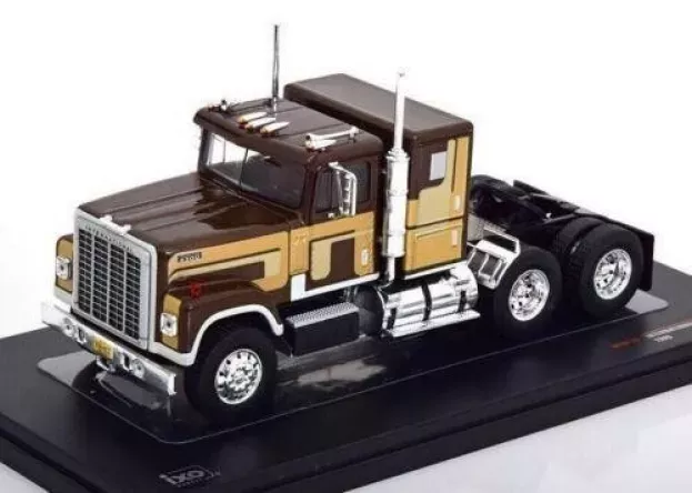 IXO Models International Transtar 4300 Tractor Truck 3-assi 1980 1:43 TR142.22