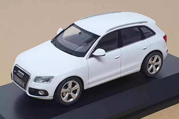 Schuco Audi Q5 4-door My 2013 1:43 450756000