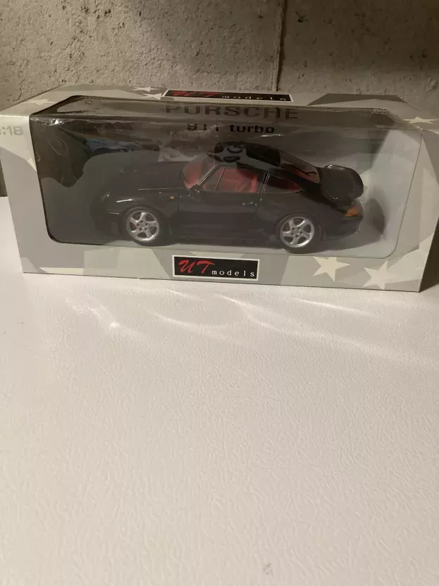 UT Models Porsche 911 993 Turbo S 1995 1:18 27812