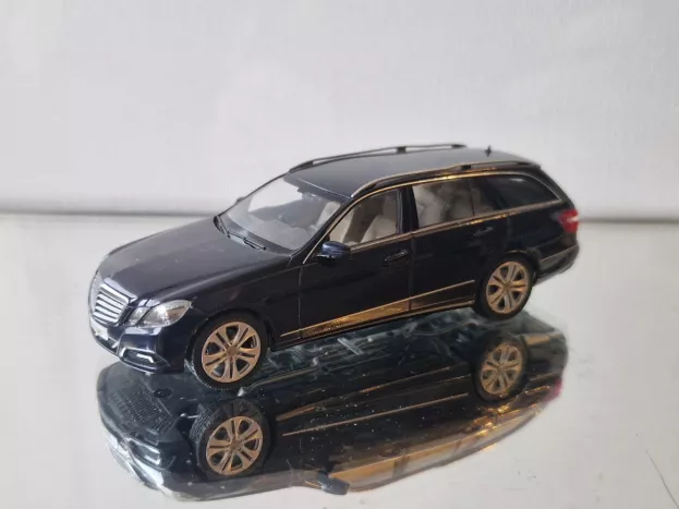 Schuco Mercedes E-class Station Wagon Avantgarde 2009 1:43 B66962436