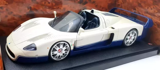 Hot Wheels Maserati Mc12 2004 1:18 G7158