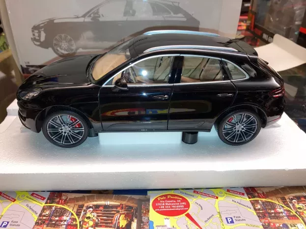 Minichamps Porsche Macan Turbo 2013 1:18 110062502