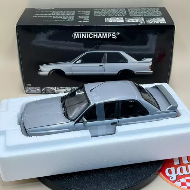 Minichamps Bmw 3-series M3 e30 1987 With Showcase 1:18 180020302