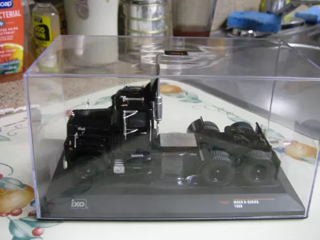 IXO Models Mack R-series Tractor Truck 3-assi 1966 1:43 TR082