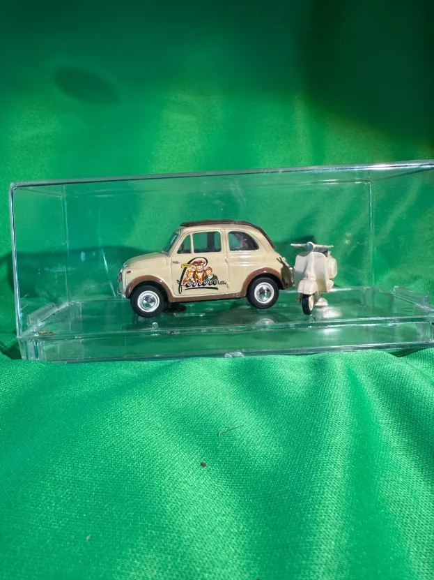 Vitesse Fiat 500 Ferrero + Piaggio Vespa 50 1:43 504