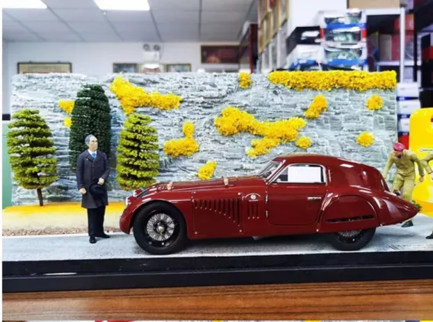CMC Alfa Romeo 8C 2900B Diorama 1:18 A-017