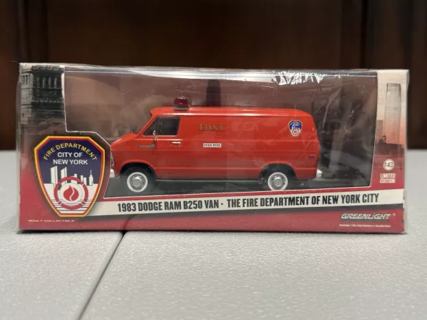 Greenlight Dodge Ram B250 Van New York Fire Department Fdny 1987 1:43 86578