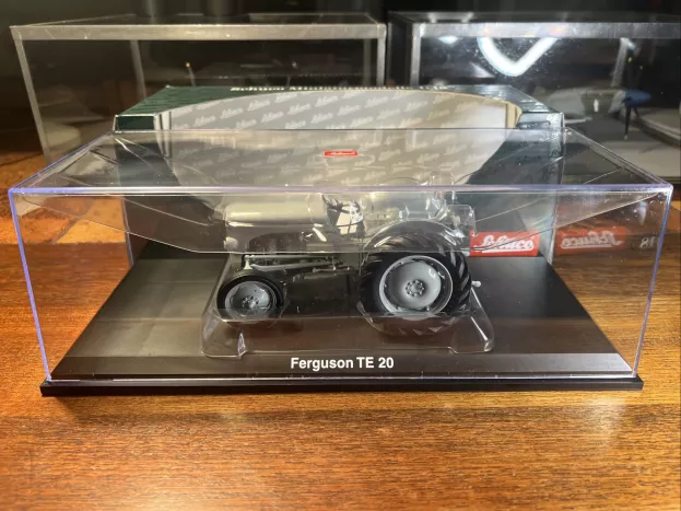 Schuco Ferguson Te20 Tractor 1:18 00105