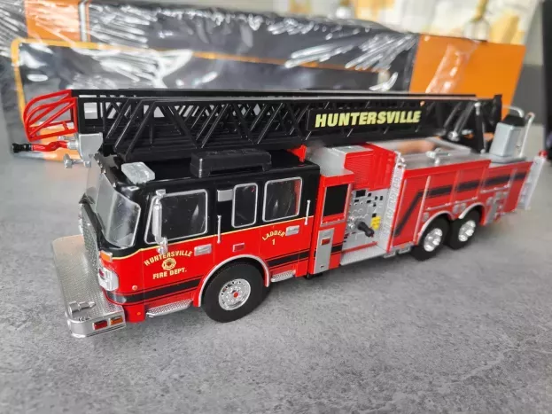 IXO Models Smeal 105 Aerial Truck Fire Engine Huntersville Scala 3-assi 2014 1:43 TRF012