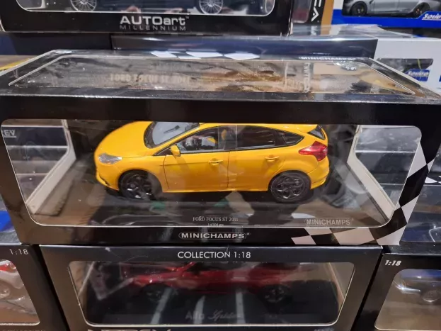 Minichamps Ford Focus St 2011 1:18 110082005
