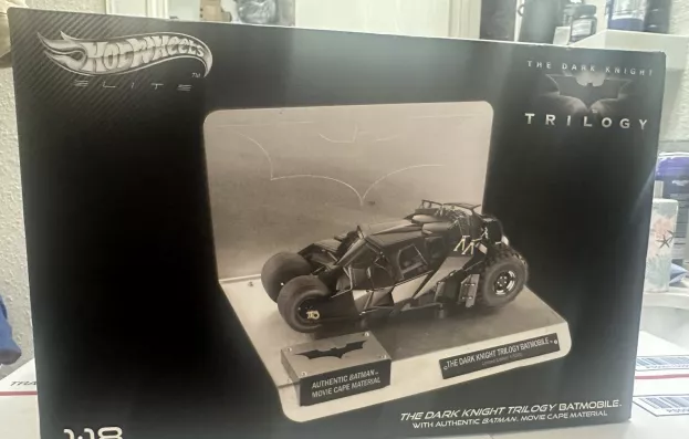 Hot Wheels Batman Batmobile The Dark Knight Trilogy With Authentic Batman Movie Cape Material 1:18 BCJ99