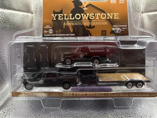 Greenlight Ford F-150 Pick-up 2018 + Bronco 1992 With Flatbed Trailer Yellowstone 1:64 31150C