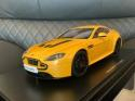 AUTOART 1/18 ASTON MARTIN V12 VANTAGE S (2015) YELLOW TANG  70252