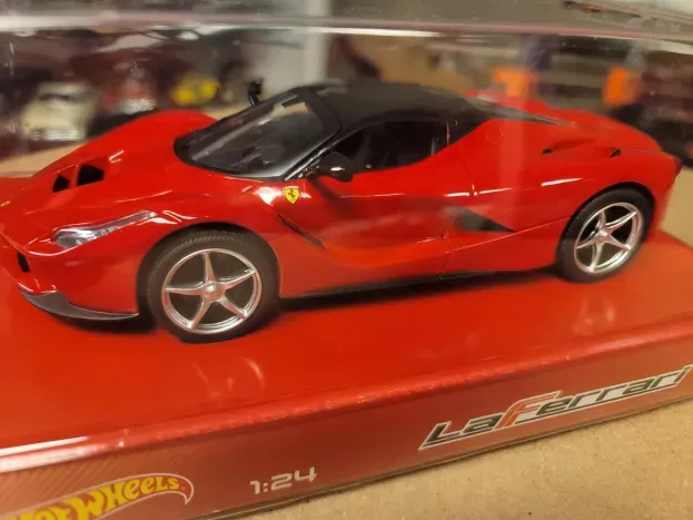 Hot Wheels Ferrari Laferrari 2013 1:24 BLY61