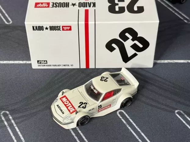Mini-GT Datsun Fairlady N 23 Kaido House V3 Motul 1975 1:64 KHMG064